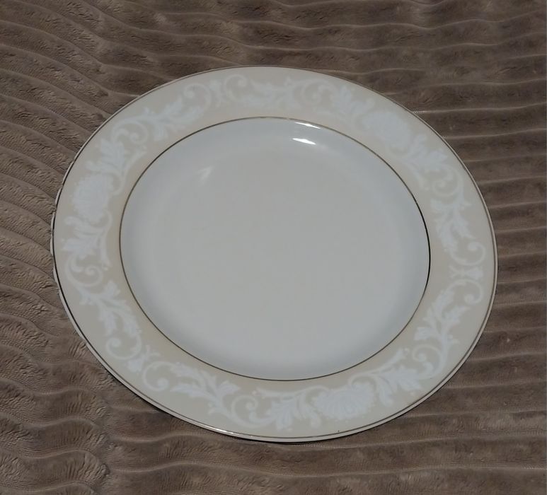 Большое блюдо, тарелка, большая для подачи тортов и пирогов.