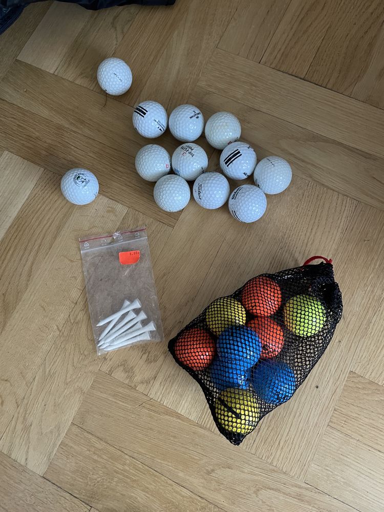 Kije golfowe, torba golfowa i kilka akcesoriów