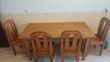 Mesa de Madeira com 4 Cadeiras