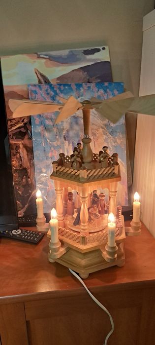 Tradycyjna drewniana jasełka z figurkami Bożego Narodzenia