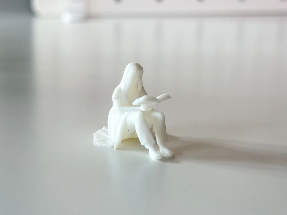 Miniatura Mulher Sentada Leitora para Dioramas