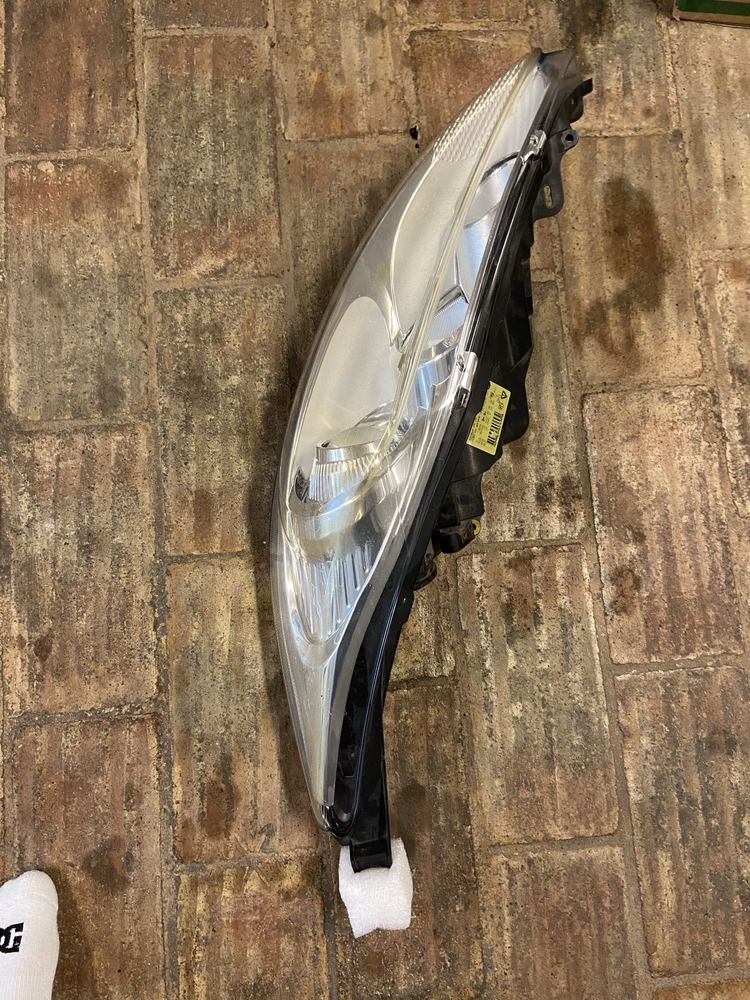 Farol esquerdo Ford Fiesta