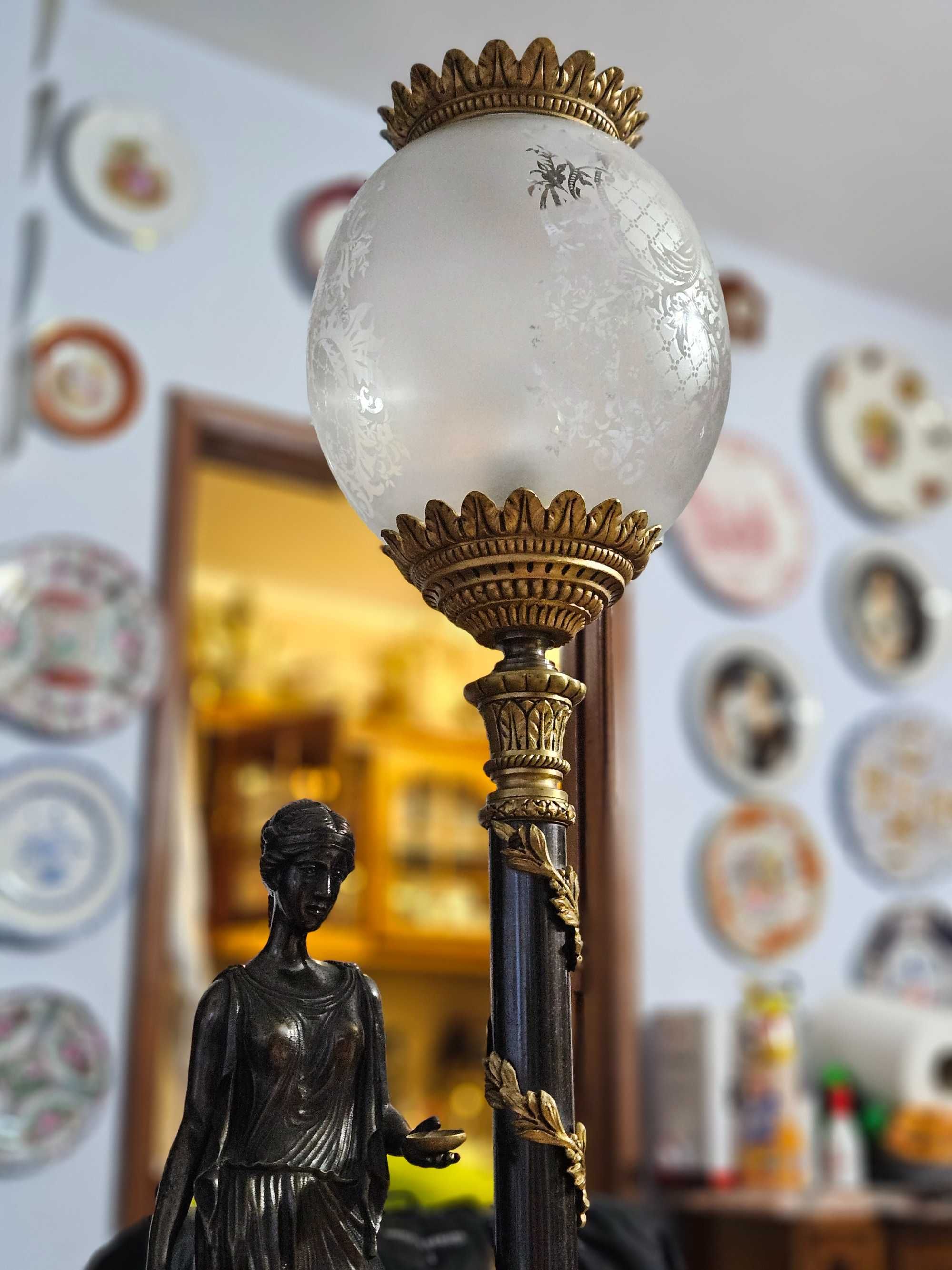 Candeeiro com estátua em latão