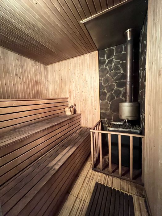 Продаж двоповерхового будинку з сауною напроти лісу.