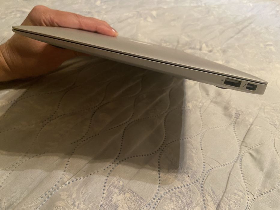 Продам Macbook Air 11” 2012 года