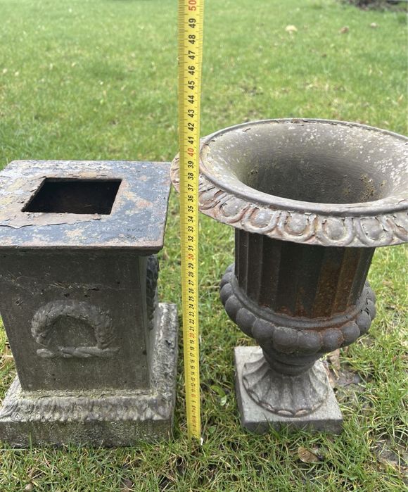 Stara pałacowa donica żeliwna na postumencie