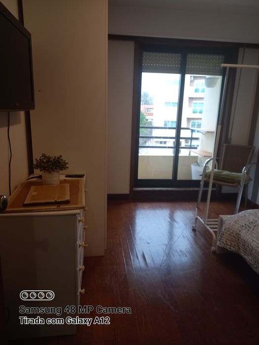 Quarto solteiro,confortavelarejado com varanda