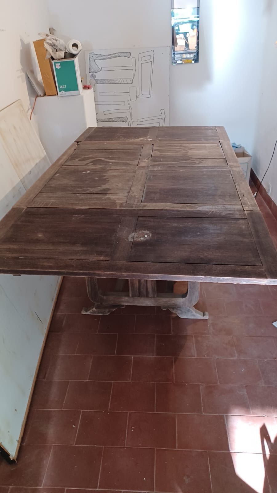 Mesa em madeira maciça  de Berlim leste datada da segunda guerra nundi