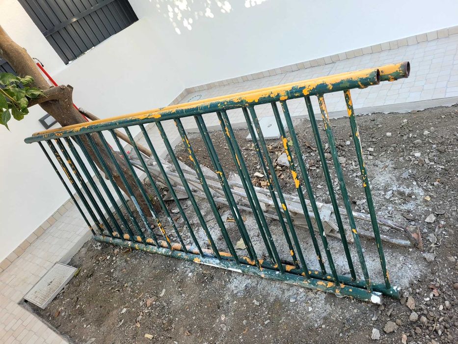 2 Grades de ferro com 2m de largura e 84 cm de altura