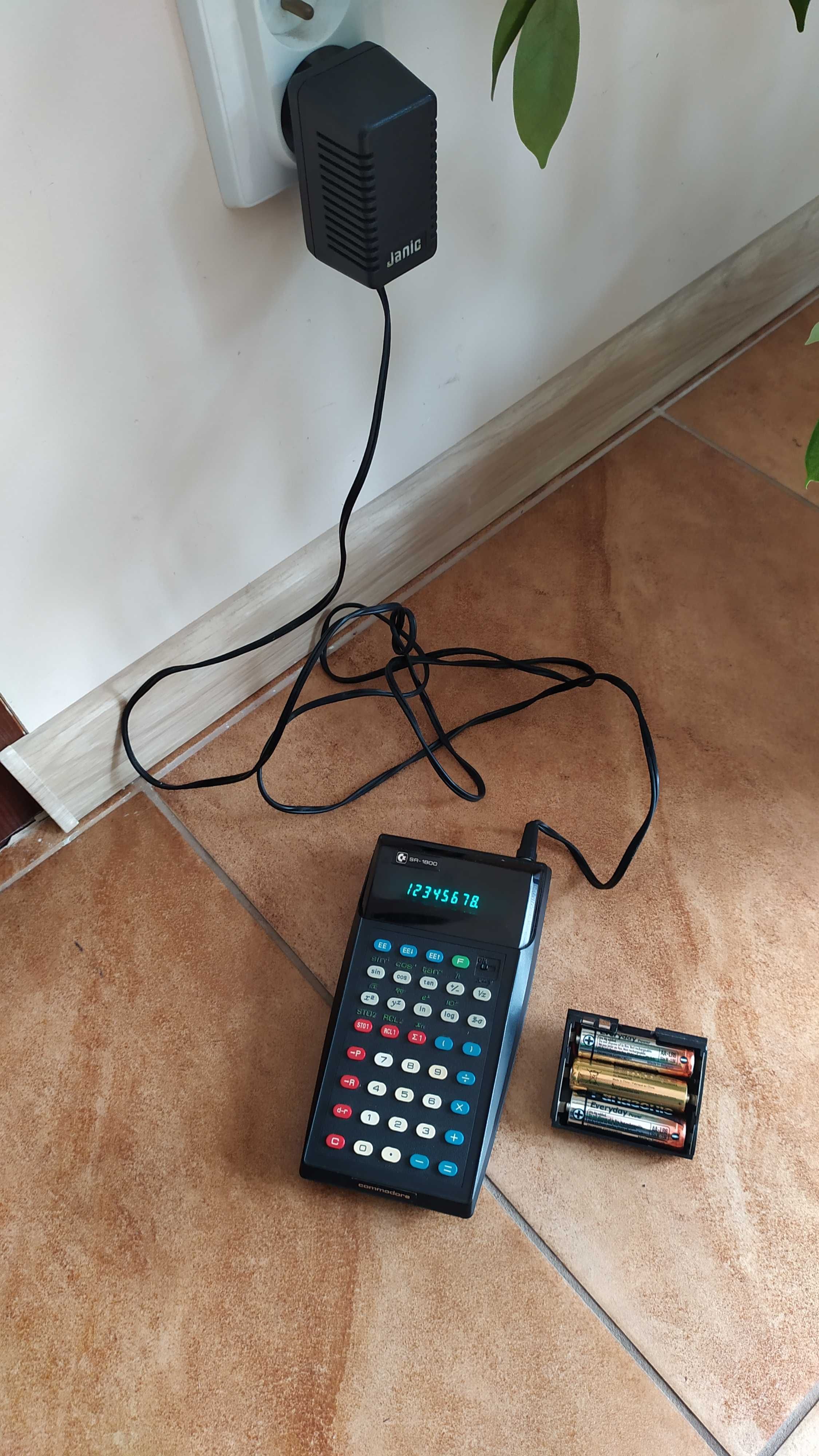 Kalkulator naukowy Commodore SR-1800 z adapterem