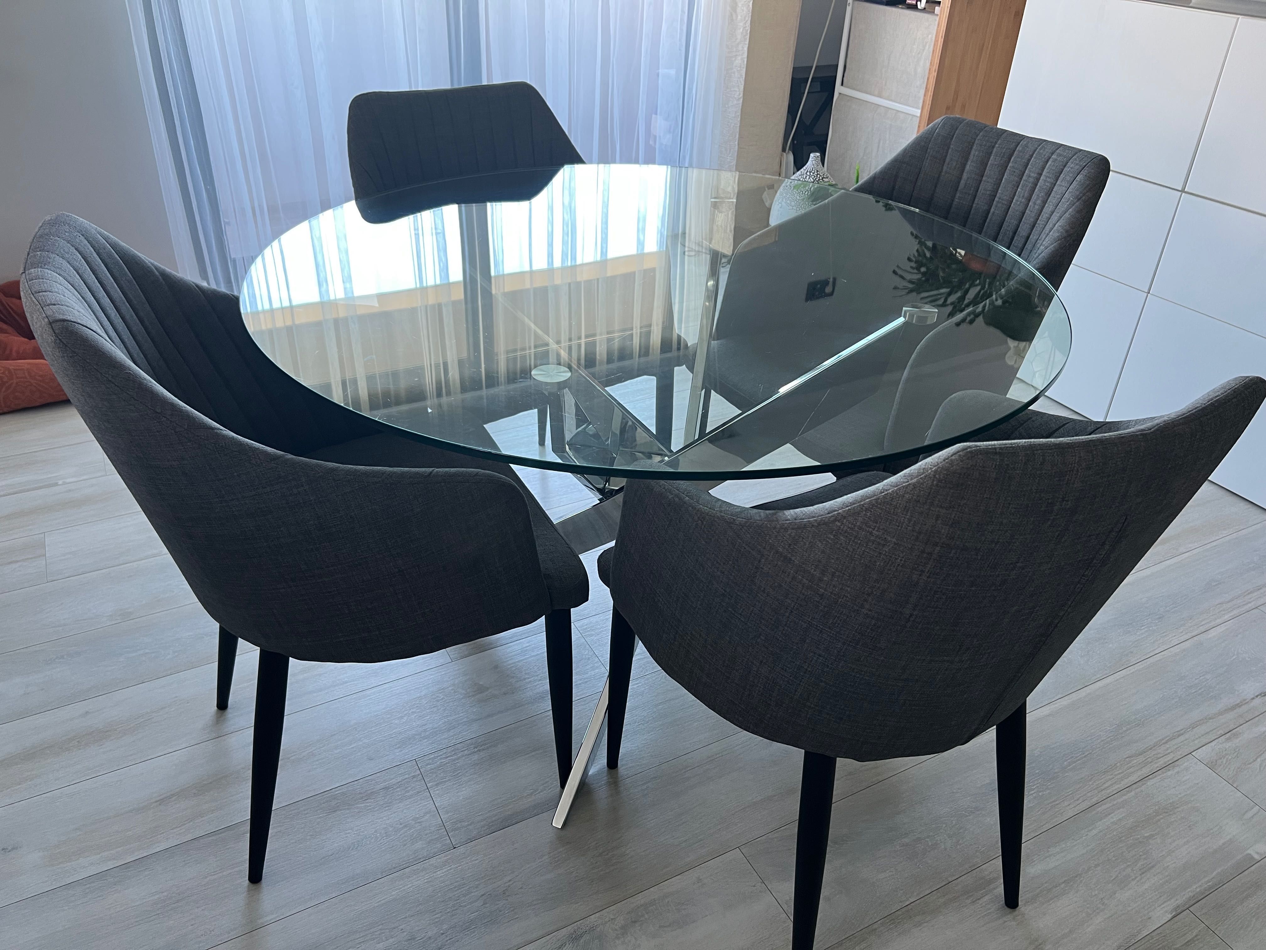 Mesa de jantar redonda em vidro com cadeiras