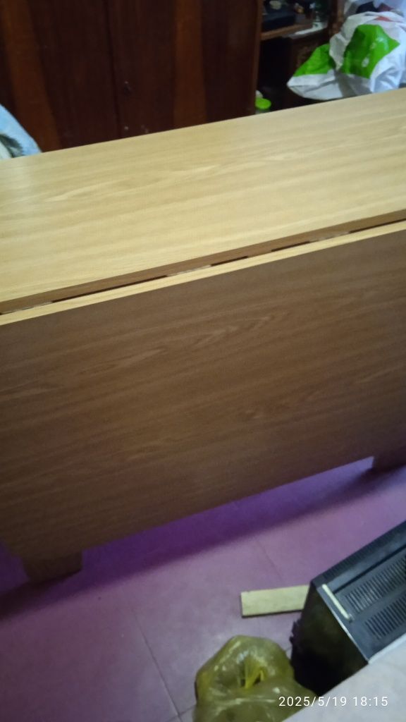 Продам стол книжка новый.