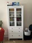 HEMNES Witryna z 3 szufladami, biała bejca, 90x197 cm 1 599,-