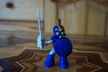 figurka z bajki kosmita z ruchomym mieczem 12 x 7 cm