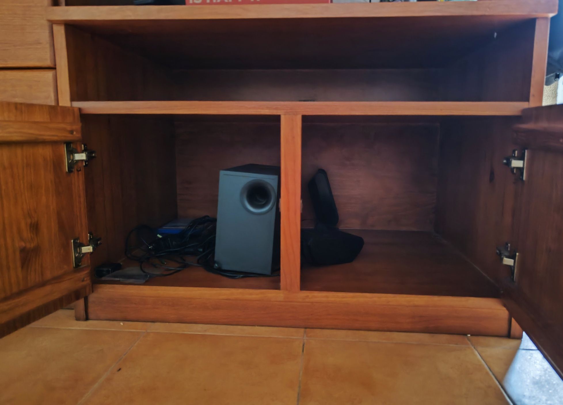 Vendo Mobília Sala - Cristaleira, Móvel 2 portas, Estante e Móvel TV
