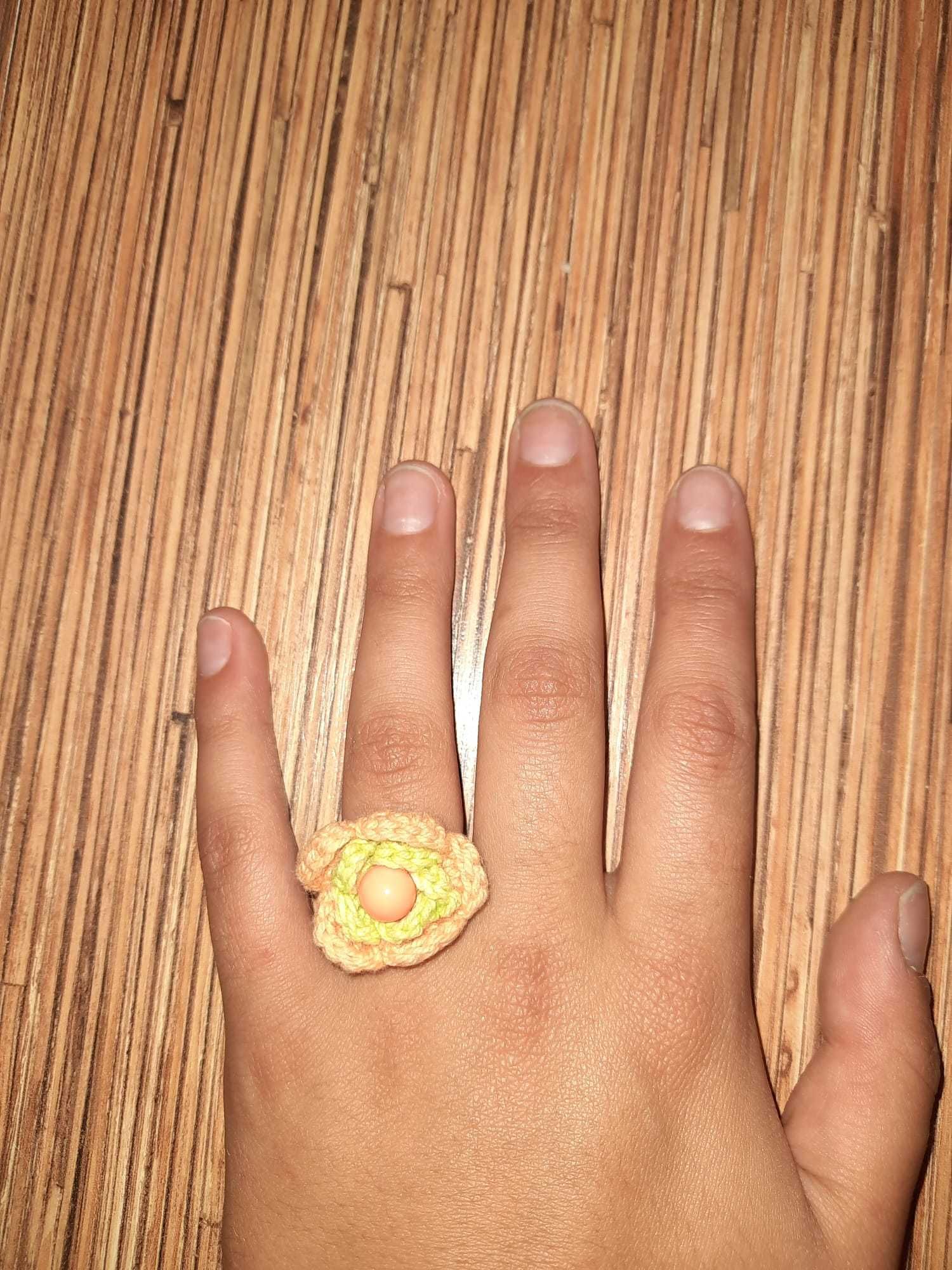 Anel com flôr em crochet amarelo e laranja. Preço: 2 eur