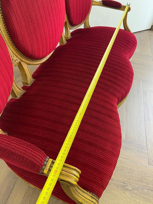 Sofá de encosto medalhão