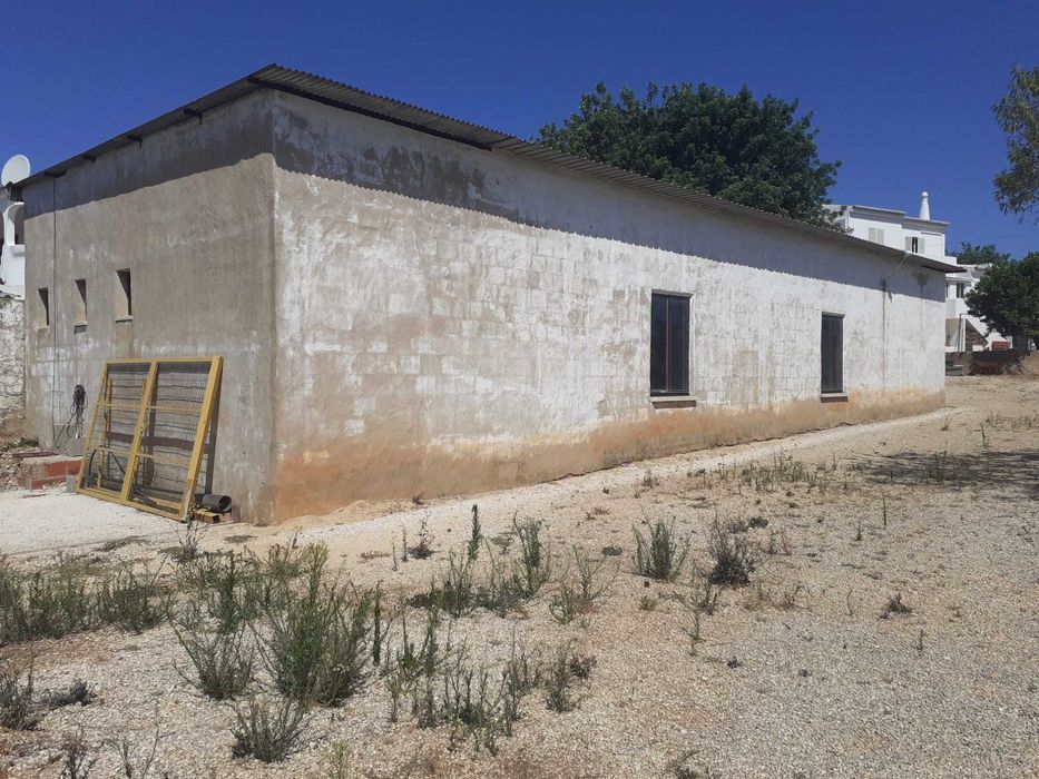 Aluga-se armazém em Alcantarilha / Warehouse to rent in Alcantarilha