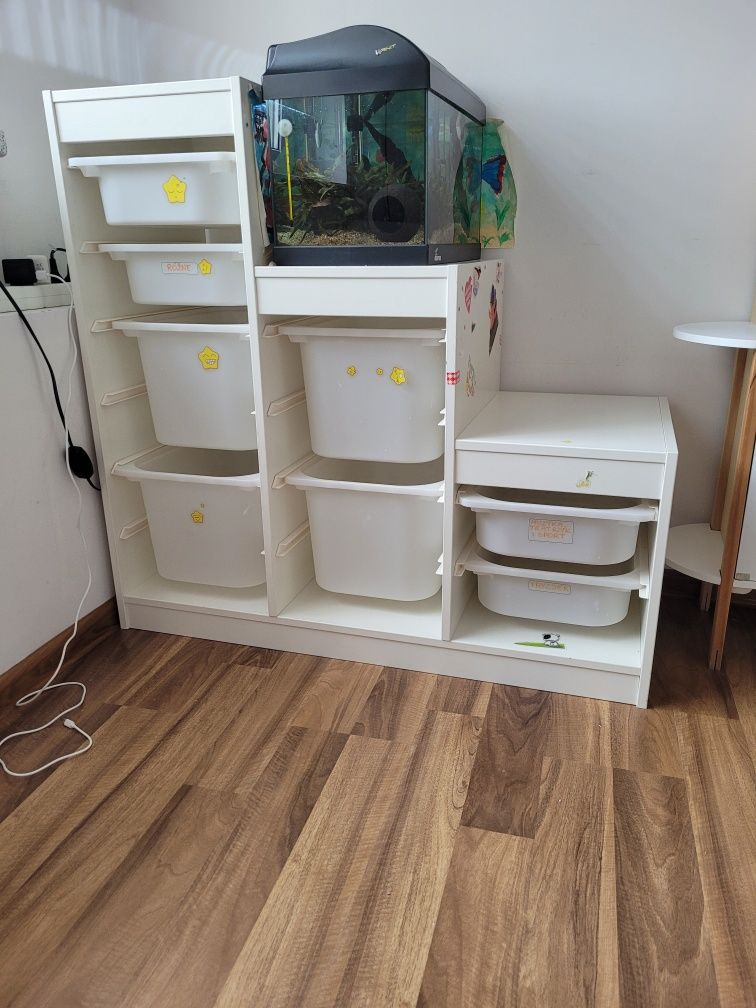 Biały regał IKEA Trofast z szufladami