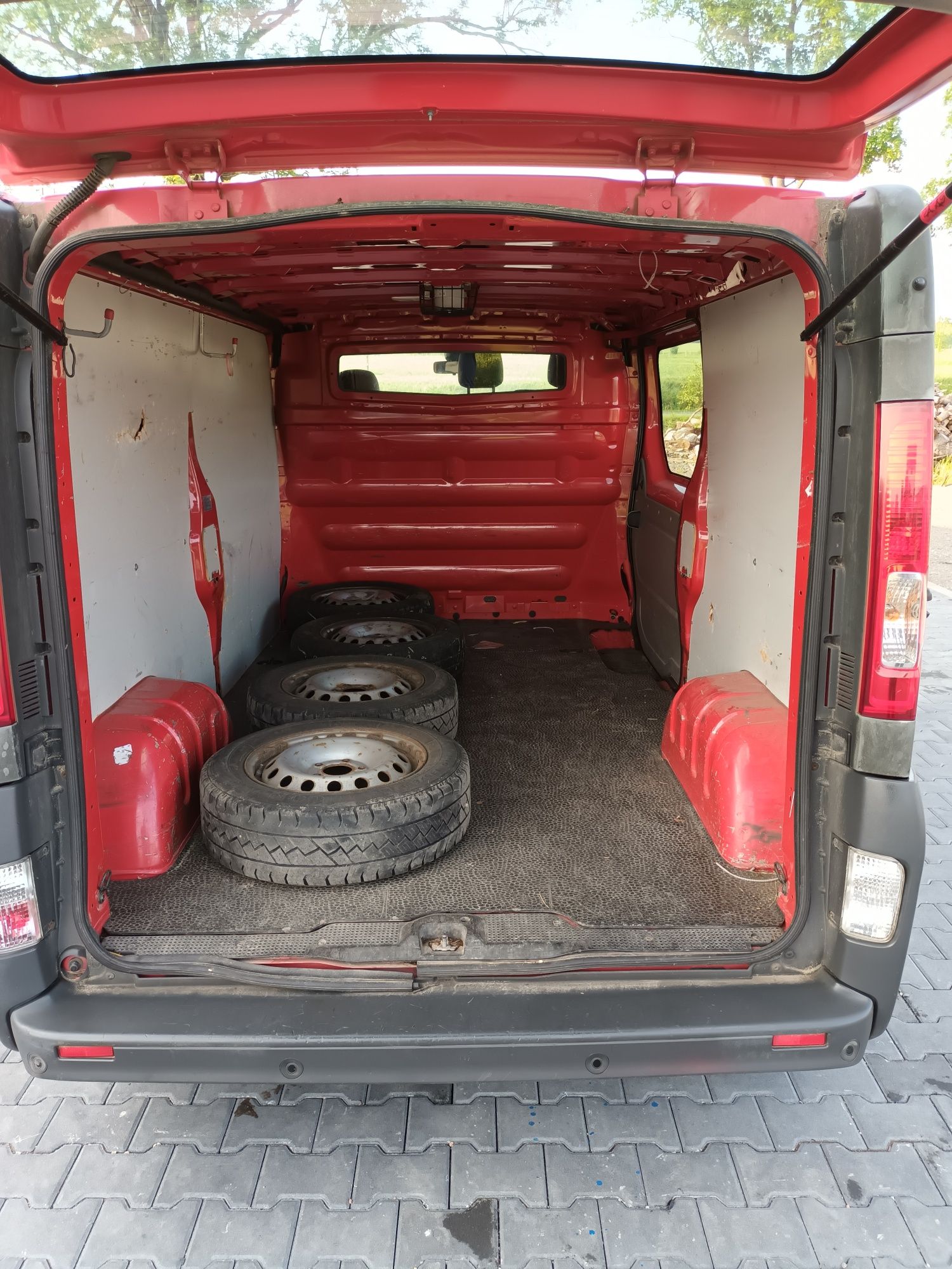 RENAULT  TRAFIC rok.2011 klimatyzacja czujnik parkowania wersja long .