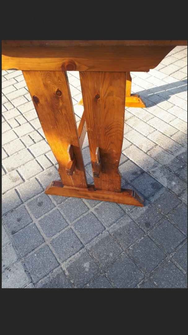Drewniany stół w dobrym stanie