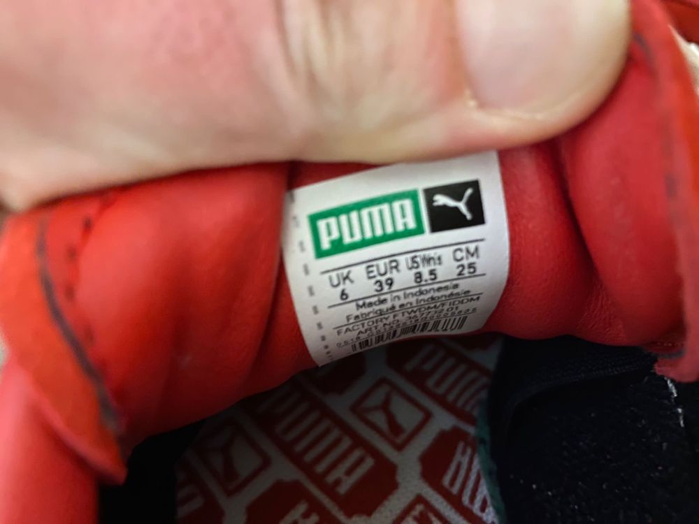 Ténis Puma vermelho e dourado