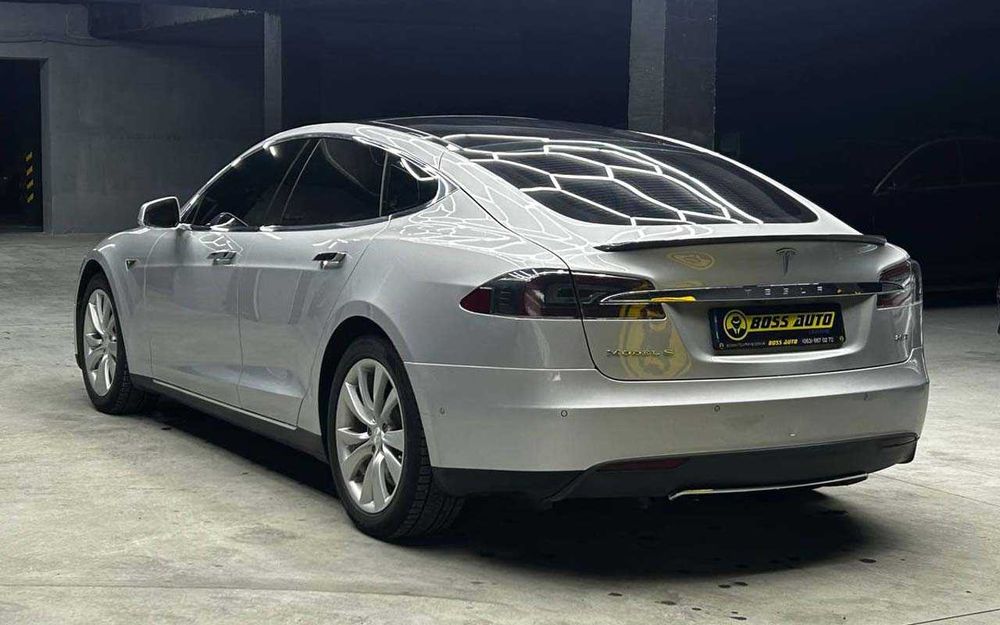 Tesla Model S 2015