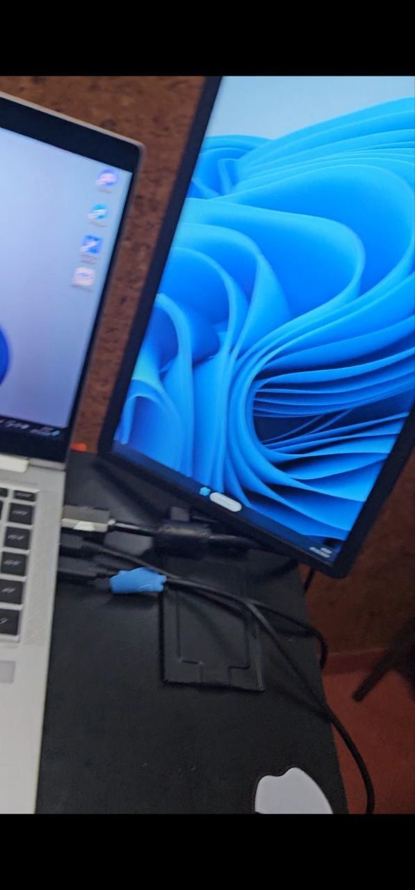 Portátil Asus, 3 Monitores, 1 SAMSUNG Galaxy Buds2 Pro, 3 teclados