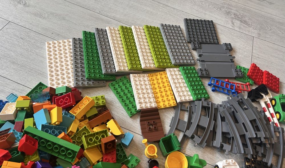 Lego duplo duży zestaw klocków pojazdy ludziki zwierzeta tory duzo el.