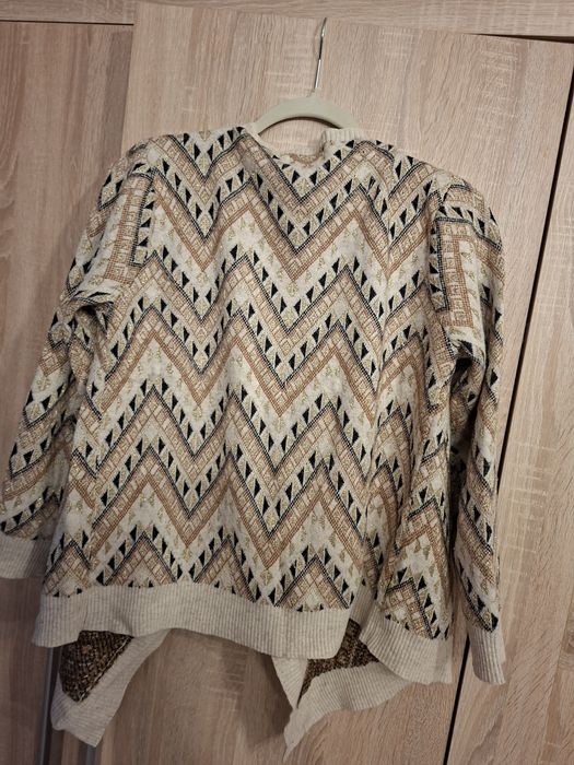 Wzorzysty kardigan ze złotą nitką