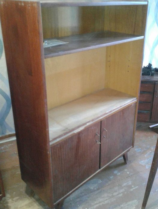 Сервант у комплекті з навісними полками давніх часів Можлива доставка