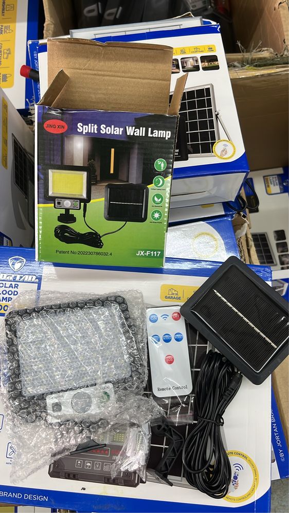 Holofote a bateria com painel solar e comando