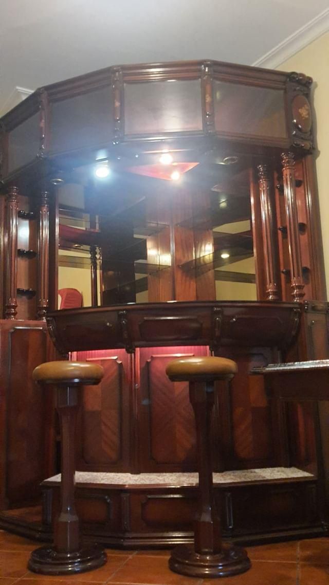 Bar em madeira e vidros