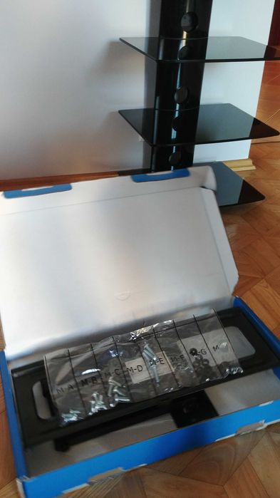 Szklana półka ścienna pod TUNER/DVD