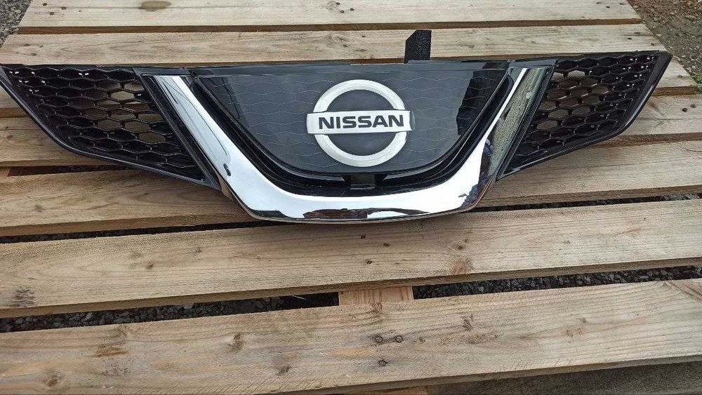 Решотка радиатора Nissan Rogue sport Решітк під дистронік під камеру
