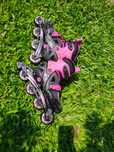 Vendo patins em bom estado, cor de rosa. Tamanho ajustável.