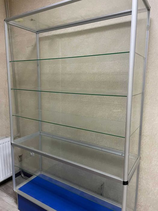 Офісні меблі(стіл, стелажі)