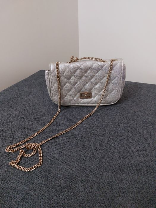 Mala prateada com alça dourada