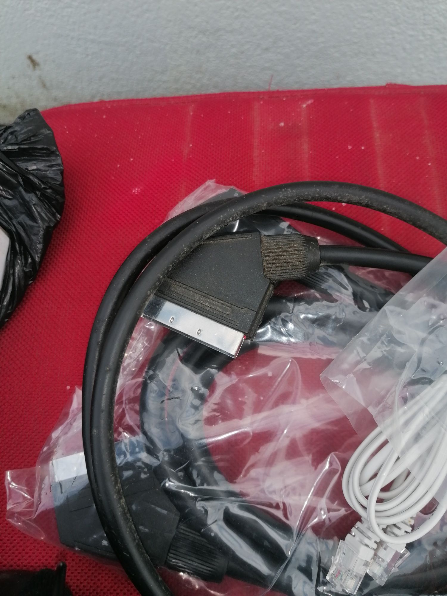 Vendo aparelho de DVD 2 inúmeros cabos de internet e 21 pinos