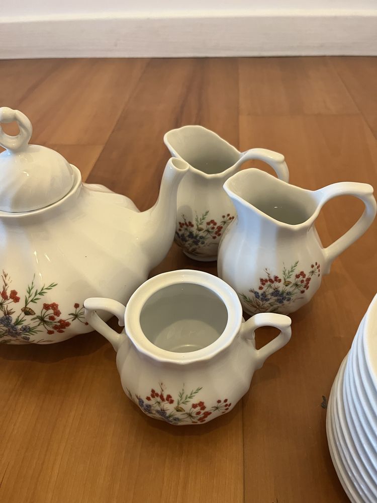 Conjunto de louça para cha e ou café em porcelana Quinta Nova