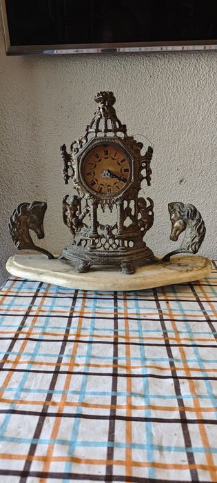 Relógio de mesa antigo decorativo em metal e mármore, estilo vitoriano