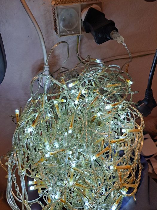 Lampki świąteczne 240 ledów na zewnątrz. Swieci połowa.