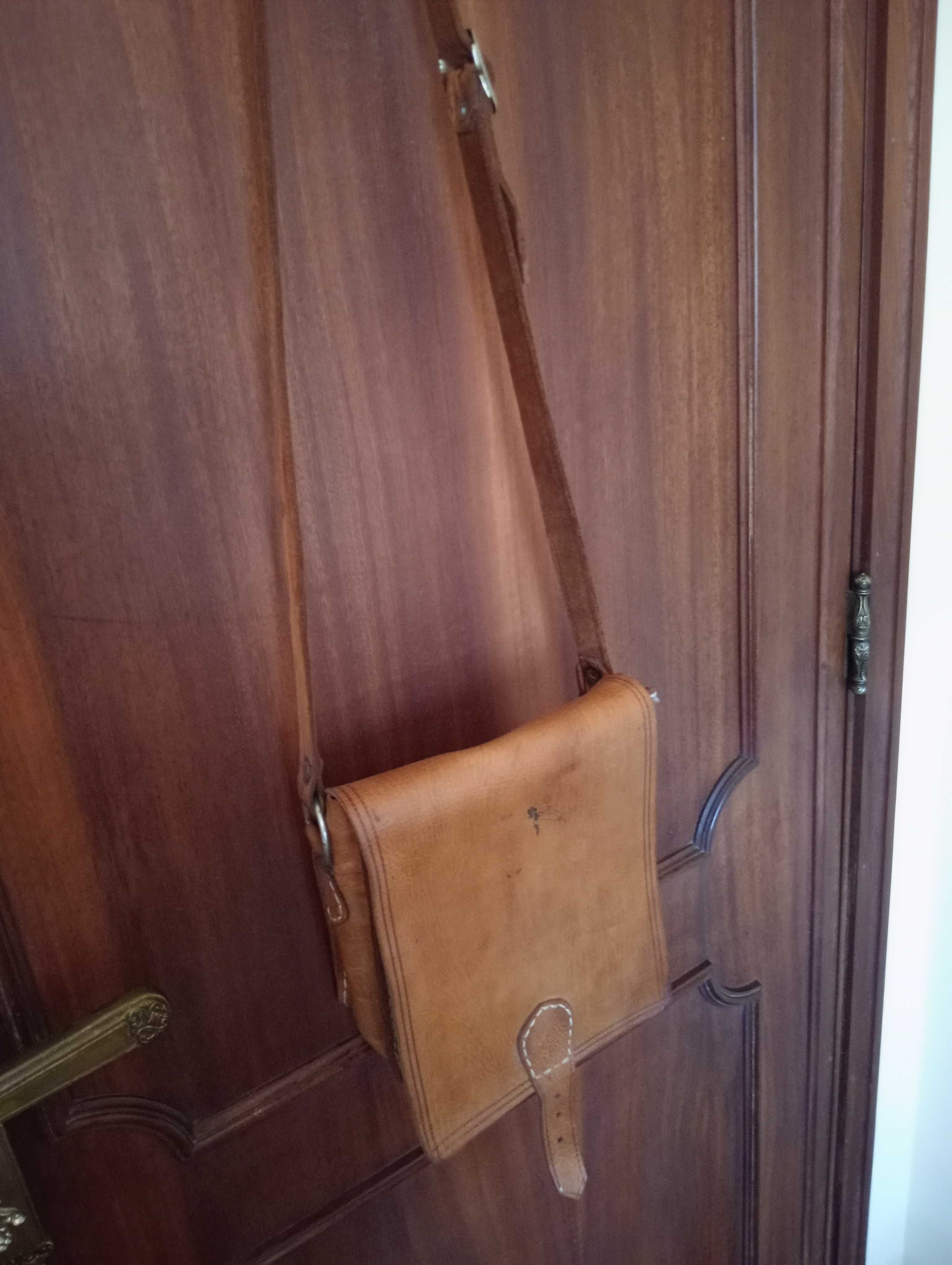 Carteira em pele à tiracolo