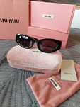 Okulary MIU MIU w kolorze czarnym. Hit 2025 roku