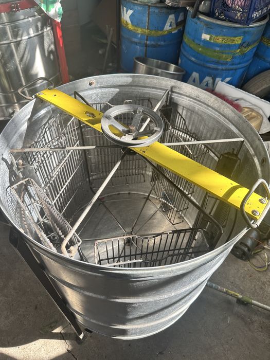 Медогонка з електроприводом на 6 рамок рута