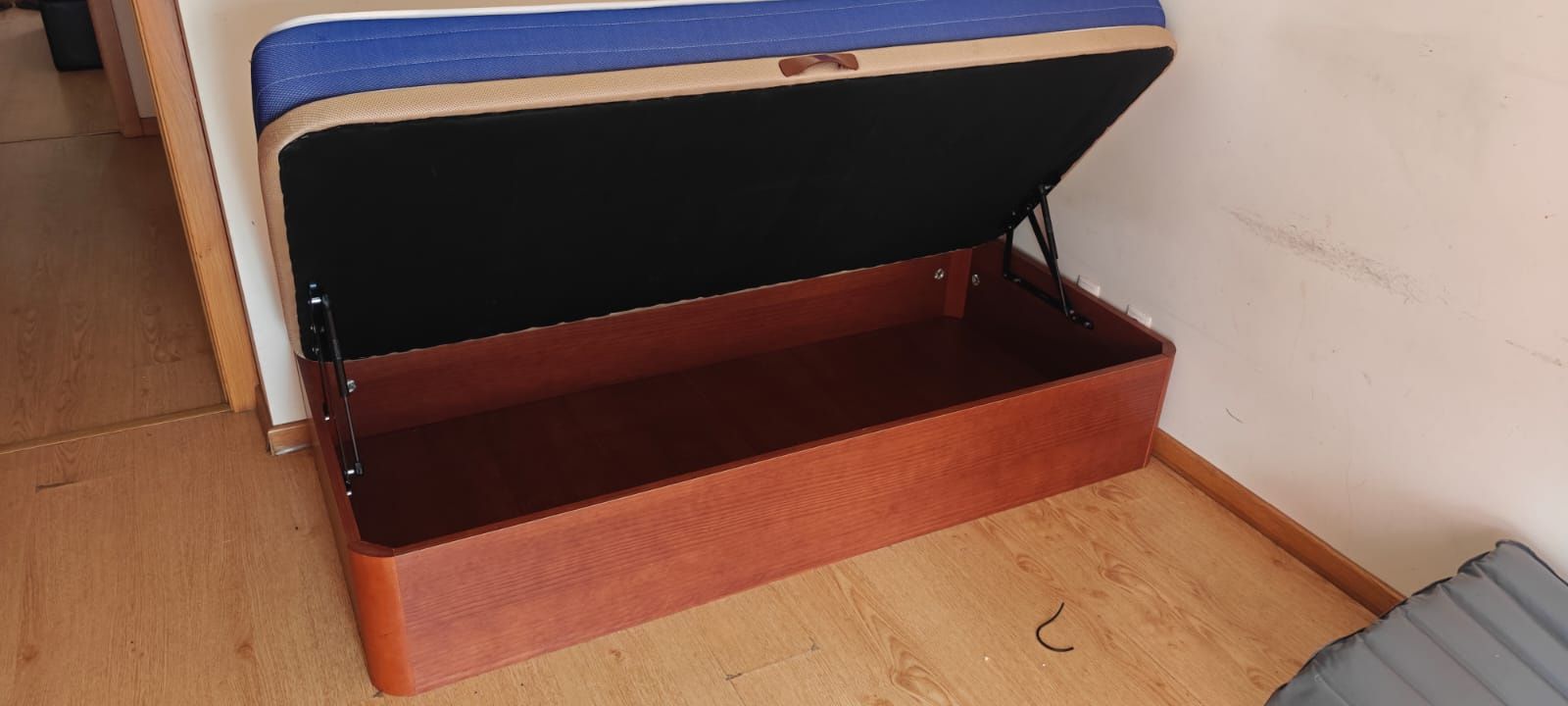 Cama criança com arrumação