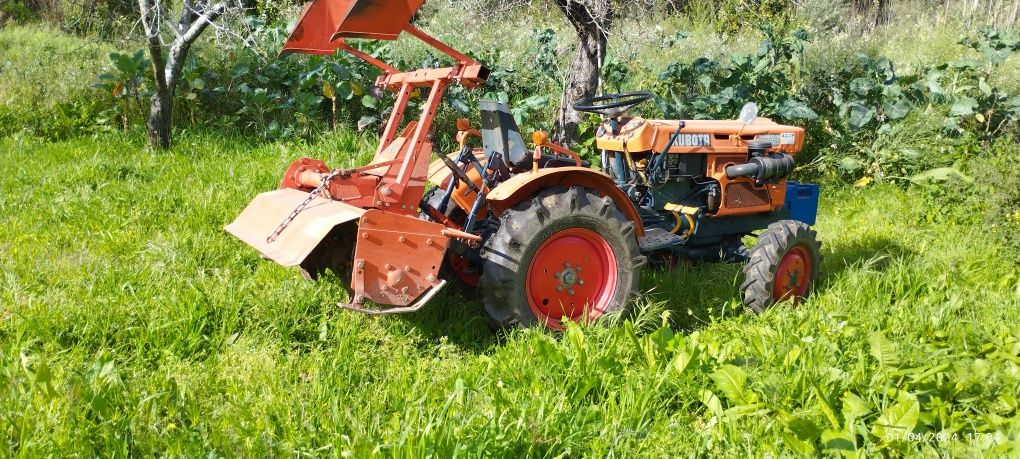 Trator Kubota T7001