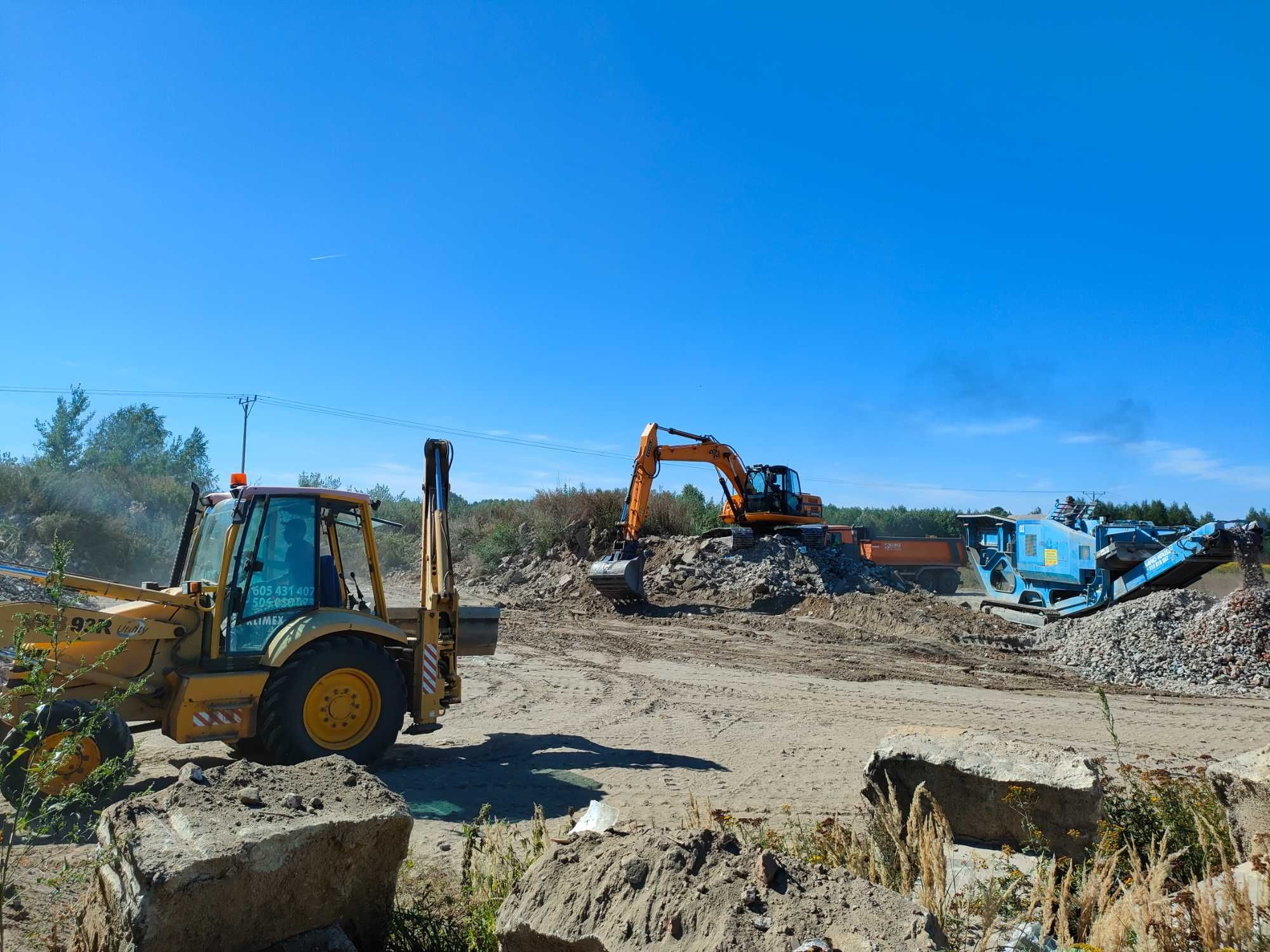 piasek-ziemia-tłuczeń-kruszony beton,wywrotka,koparka,kopanie stawu