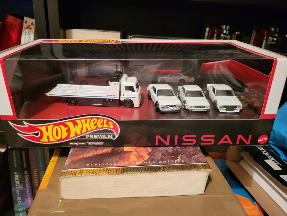 Hot wheels premium pack skyline real riders