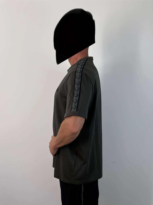 Fred Perry t-shirt męski XL/XXL 
Rozmiar XL/XXL 
Osoba na zdjęciu nosi